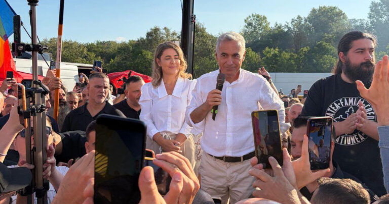Călin Georgescu a participat la un târg din Călugăreni (Giurgiu). Filiala AUR Ilfov și deputata Gianina Șerban i-au arătat susținere.